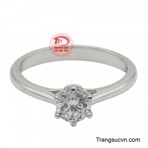 Đai nhẫn trơn, không cầu kỳ, làm tôn lên vẻ đẹp thuần khiết của viên đá và mang lại cảm giác thanh lịch, hiện đại.