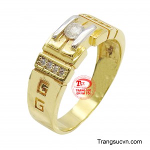 Nhẫn vàng 10K cá tính được thiết kế bản to, ấn tượng, kết hợp hai tông màu vàng vàng và kim loại trắng bạc.