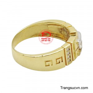 Thân nhẫn được tạo khối hình học và chạm khắc tinh xảo với ký tự