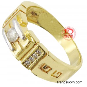 Nổi bật của chiếc nhẫn là viên đá chủ cz sáng lấp lánh tạo điểm nhẫn nổi bật cho người đeo.