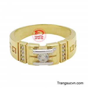 Chiếc nhẫn này mang phong cách mạnh mẽ, hiện đại, thể hiện cá tính riêng biệt và sang trọng.