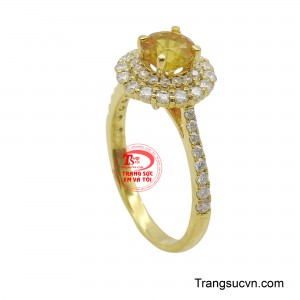 Viên đá chính được cắt giác tinh xảo, tỏa ra ánh sáng ấm áp, như nắng hè rực rỡ.