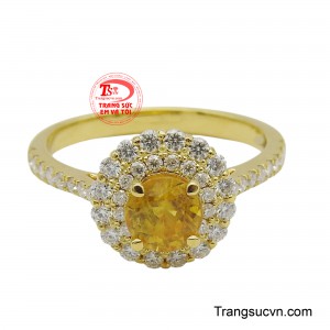 Bao quanh viên sapphire là những viên đá Moisanite sáng lấp lánh không khác gì những viên kim cương nhỏ, tạo nên hiệu ứng tương phản hoàn hảo và làm nổi bật vẻ đẹp của viên đá quý.