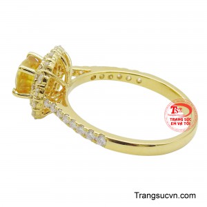 Đai nhẫn cũng được nạm những viên đá lấp lánh, kéo dài xuống tận giữa, càng tăng thêm vẻ sang trọng và quý phái.