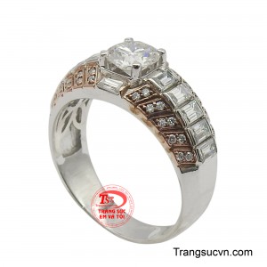 Nhẫn vàng hồng 14K là một tác phẩm trang sức tinh xảo, kết hợp giữa vẻ đẹp cổ điển và hiện đại.