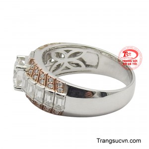 Chiếc nhẫn này không chỉ là biểu tượng của tình yêu vĩnh cửu mà còn thể hiện phong cách cá tính và đẳng cấp của người đeo.