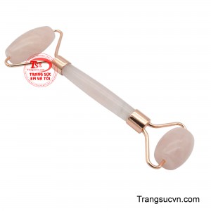 Khi lướt nhẹ trên làn da, cảm giác mát lạnh lan tỏa như sương sớm chạm vào cánh hoa.