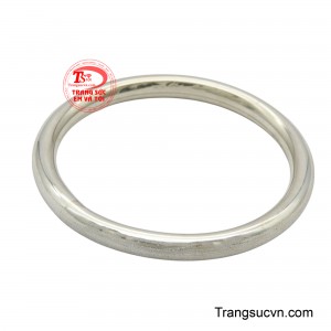 Vòng tay bạc đáng yêu cho bé lấp lánh trên cổ tay non nớt của bé, như một dải ngân hà thu nhỏ.