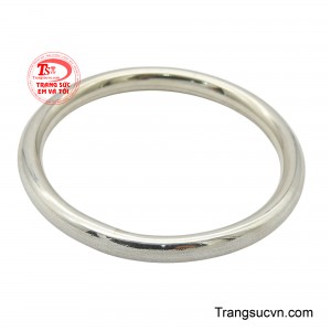 Ánh bạc tinh khiết không chỉ tô điểm vẻ đáng yêu hồn nhiên, mà còn mang ý nghĩa bảo vệ, như một lời chúc phúc thầm lặng cho bé yêu luôn khỏe mạnh, bình an và hạnh phúc lớn lên từng ngày.