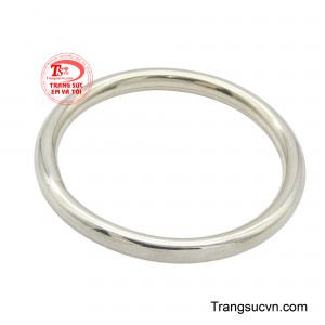 Chiếc lắc bạc trơn với những đường nét mềm mại không góc cạnh, đảm bảo an toàn cho làn da non nớt.