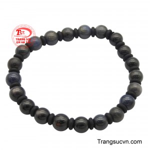 Mỗi viên ngọc ẩn chứa sắc xanh thẳm quyến rũ, đôi khi ánh lên những tia sáng huyền ảo dưới lớp vỏ đen sẫm, tạo nên vẻ đẹp vừa sang trọng vừa bí ẩn.