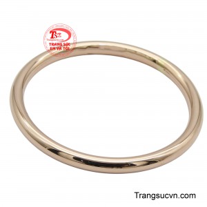 Với thiết kế trơn tru, không góc cạnh, nó như một vầng hào quang ấm áp ôm trọn cổ tay nhỏ xinh. Sắc vàng hồng ngọt ngào, tinh tế, vừa mang vẻ đẹp sang trọng của kim loại quý, vừa toát lên sự ngây thơ, thuần khiết.