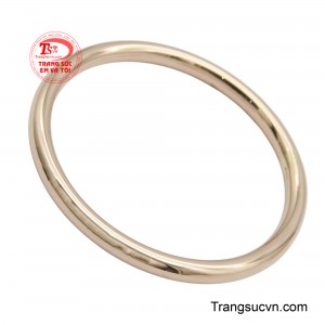 Đây không chỉ là một món trang sức làm đẹp, mà còn là vật kỷ niệm vô giá, biểu tượng cho sự che chở, mang theo ước nguyện về một cuộc sống đủ đầy, hạnh phúc và luôn được bao bọc trong vòng tay yêu thương của gia đình.