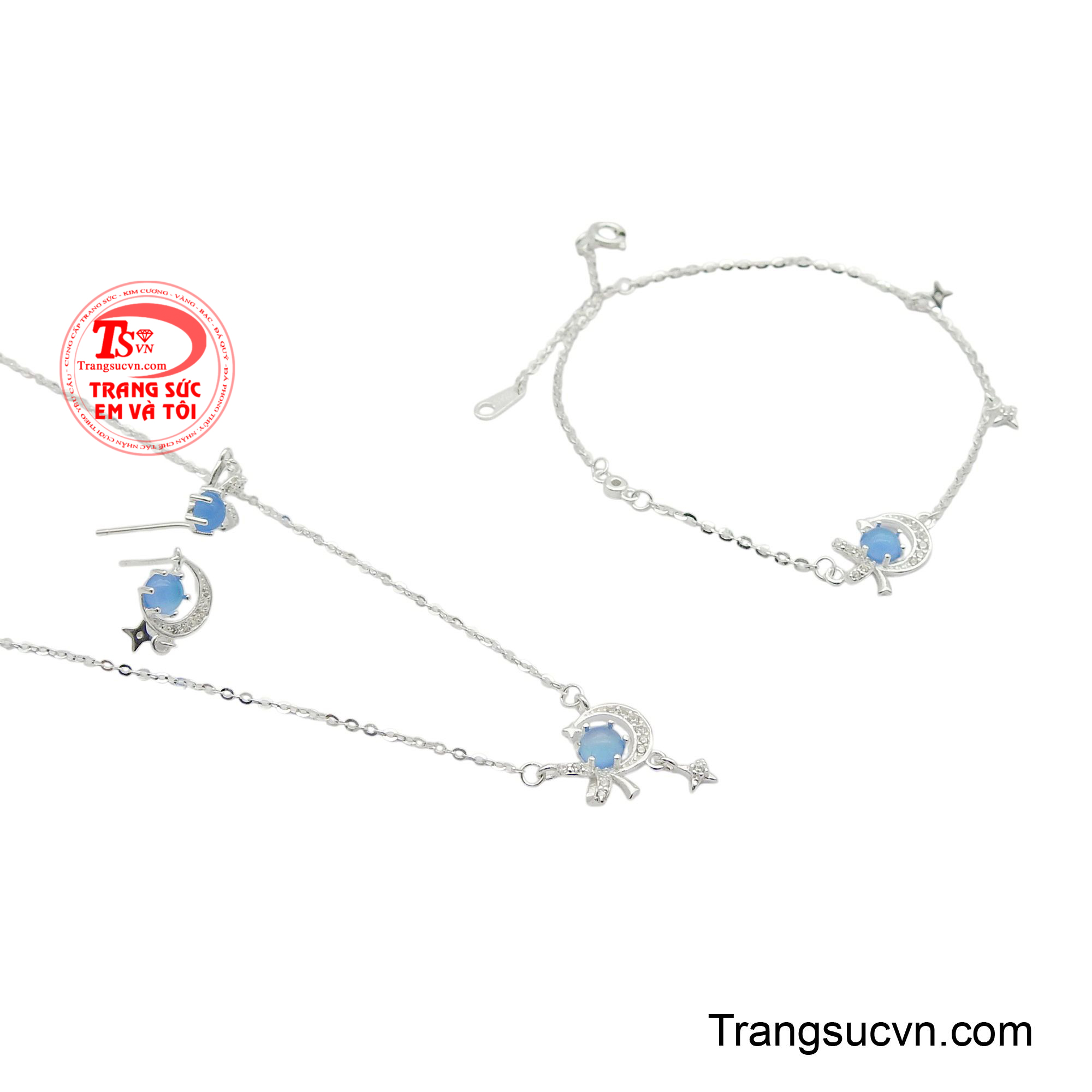 Bộ trang sức bạc gồm dây chuyền, lắc tay và hoa tai được chế tác tỉ mỉ, mỗi món đều có chi tiết hình trăng lưỡi liềm đính đá lấp lánh, tạo nên một tổng thể hài hòa và quyến rũ.
