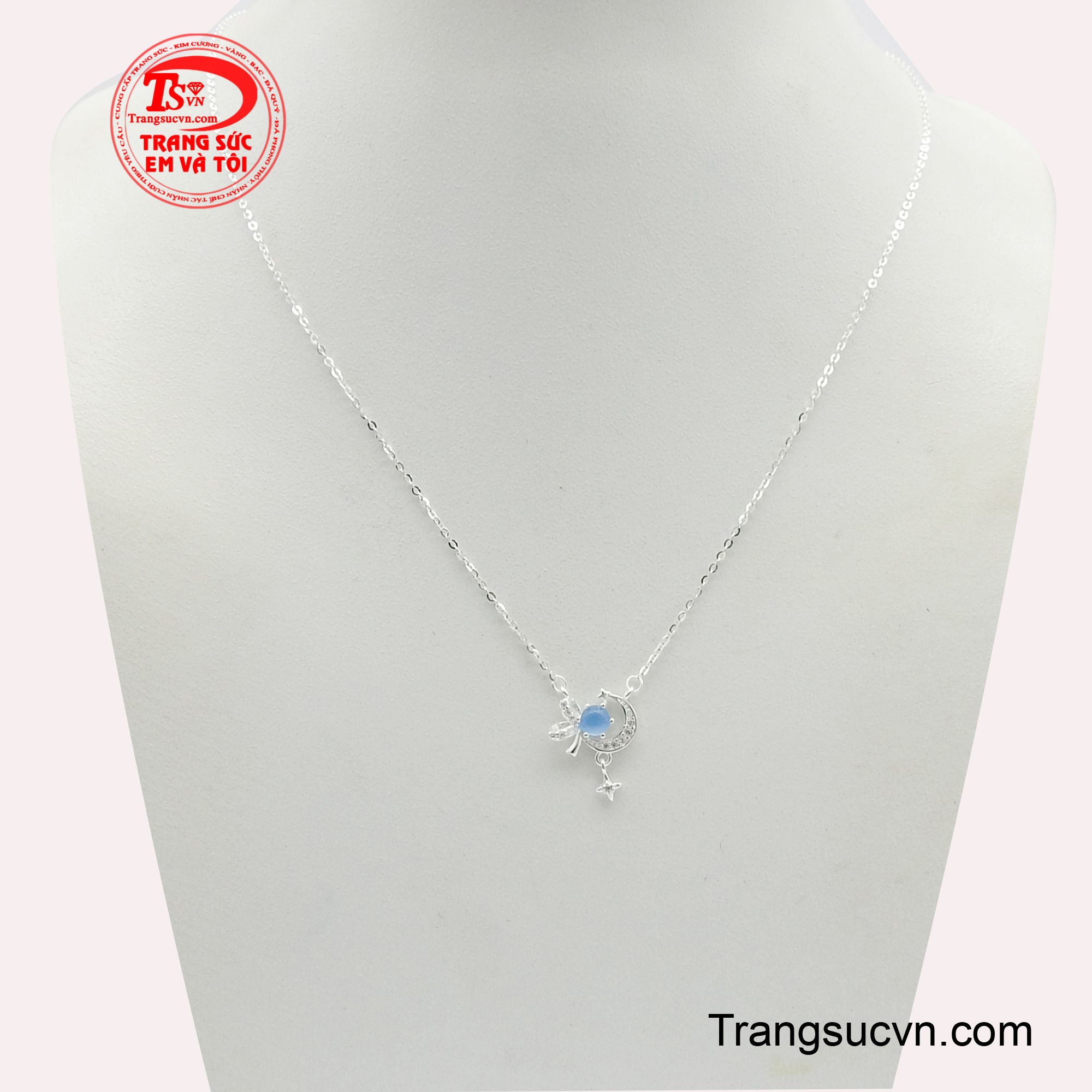 Màu xanh dịu mát của viên đá không chỉ làm nổi bật vẻ sang trọng của bạc mà còn mang đến cảm giác bình yên và sự bí ẩn của màn đêm.