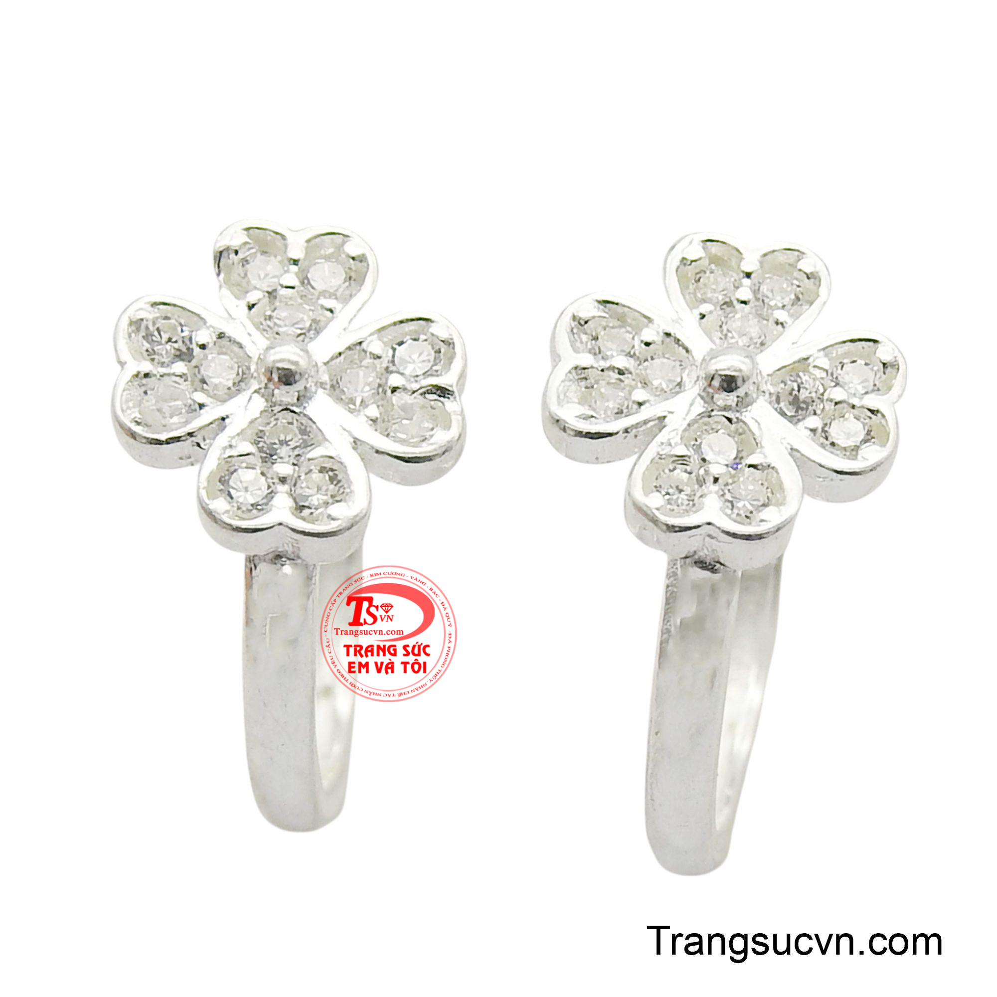 Bông tai bạc nhỏ xinh là lựa chọn hoàn hảo để tô điểm cho vẻ đẹp tinh tế và dịu dàng của bạn.