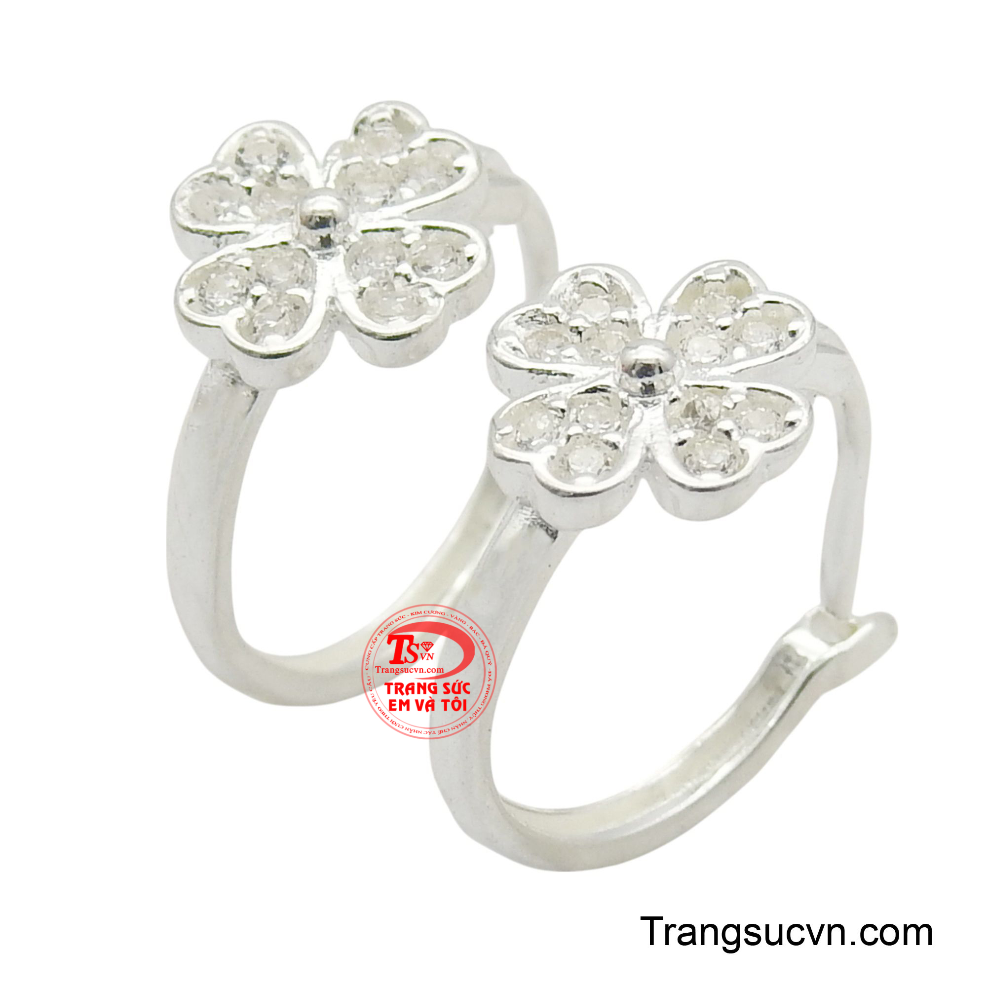 Với thiết kế hình cỏ bốn lá đính đá lấp lánh, mỗi chiếc bông tai không chỉ mang đến sự may mắn mà còn tôn lên nét duyên dáng, thanh thoát cho gương mặt.