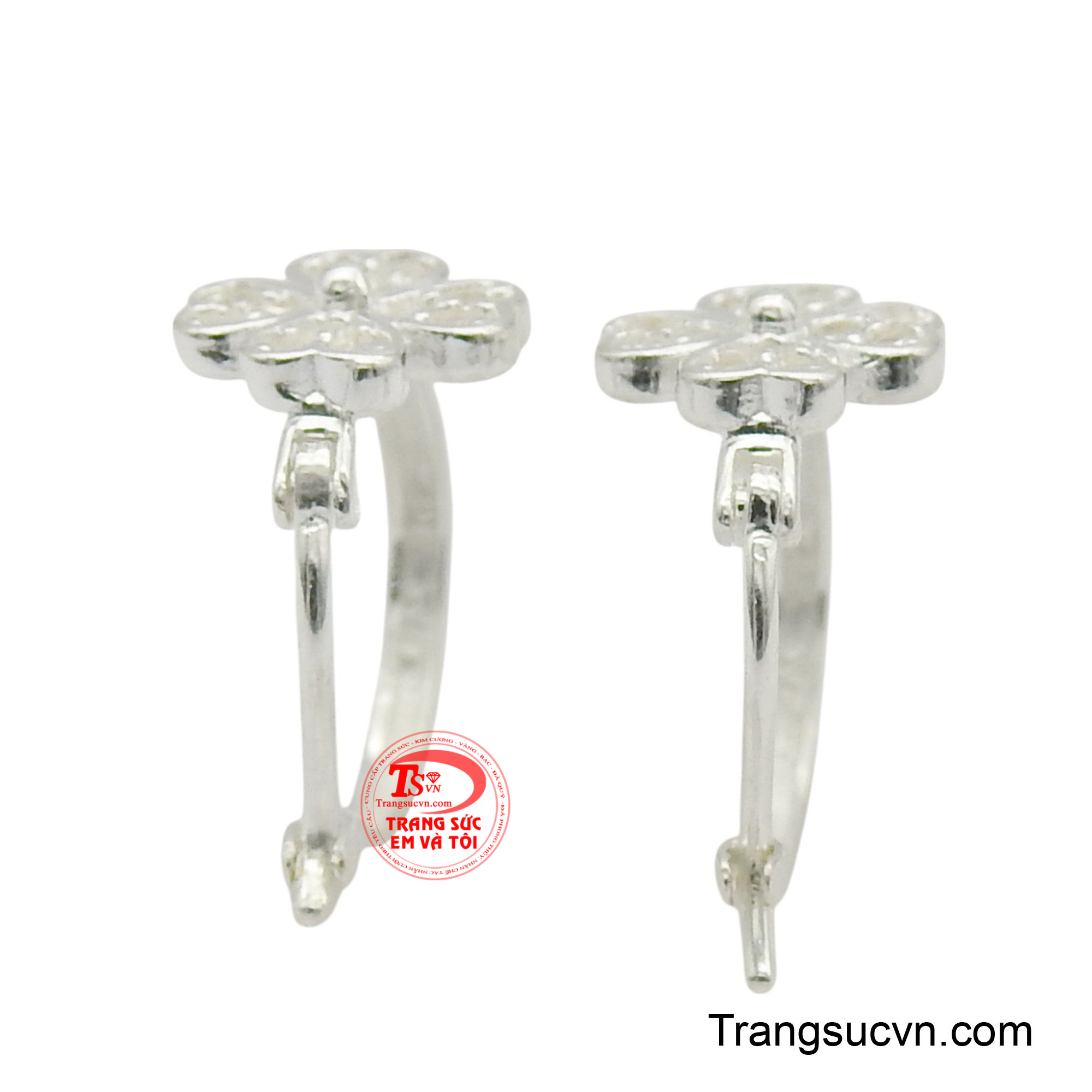 Kích thước nhỏ gọn, vừa vặn giúp bạn tự tin thể hiện phong cách cá nhân một cách nhẹ nhàng nhưng vẫn đầy cuốn hút.