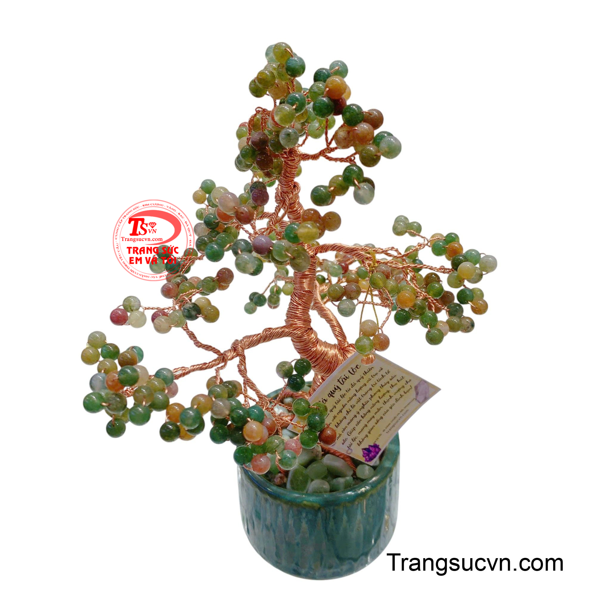 Mỗi chiếc lá trên cây được tạo hình từ những viên đá quý nhỏ li ti với đủ sắc thái: xanh ngọc, đỏ cam, vàng nâu và xanh lá cây, tạo nên một bức tranh màu sắc hài hòa và tươi vui.