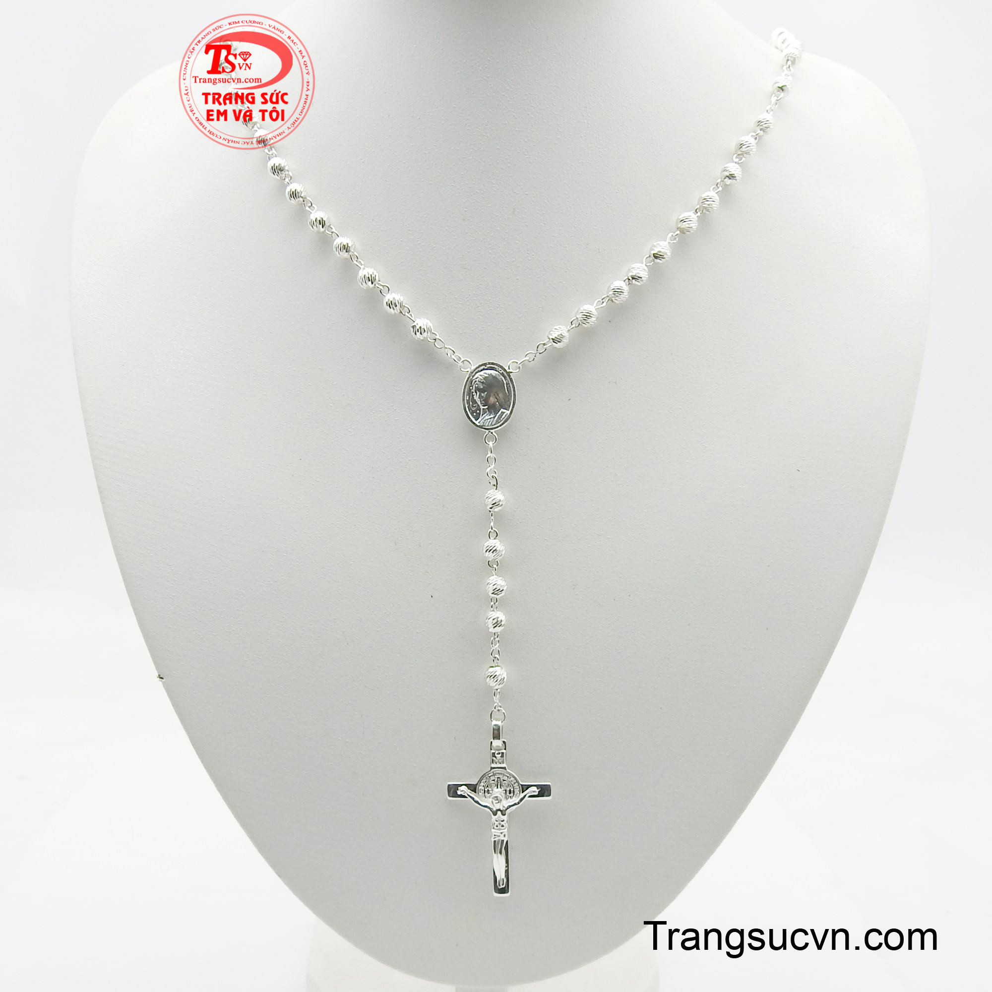 Chuỗi mân côi bạc này là một món đồ trang sức quen thuộc trong các nghi lễ tôn giáo, đặc biệt là Công giáo.