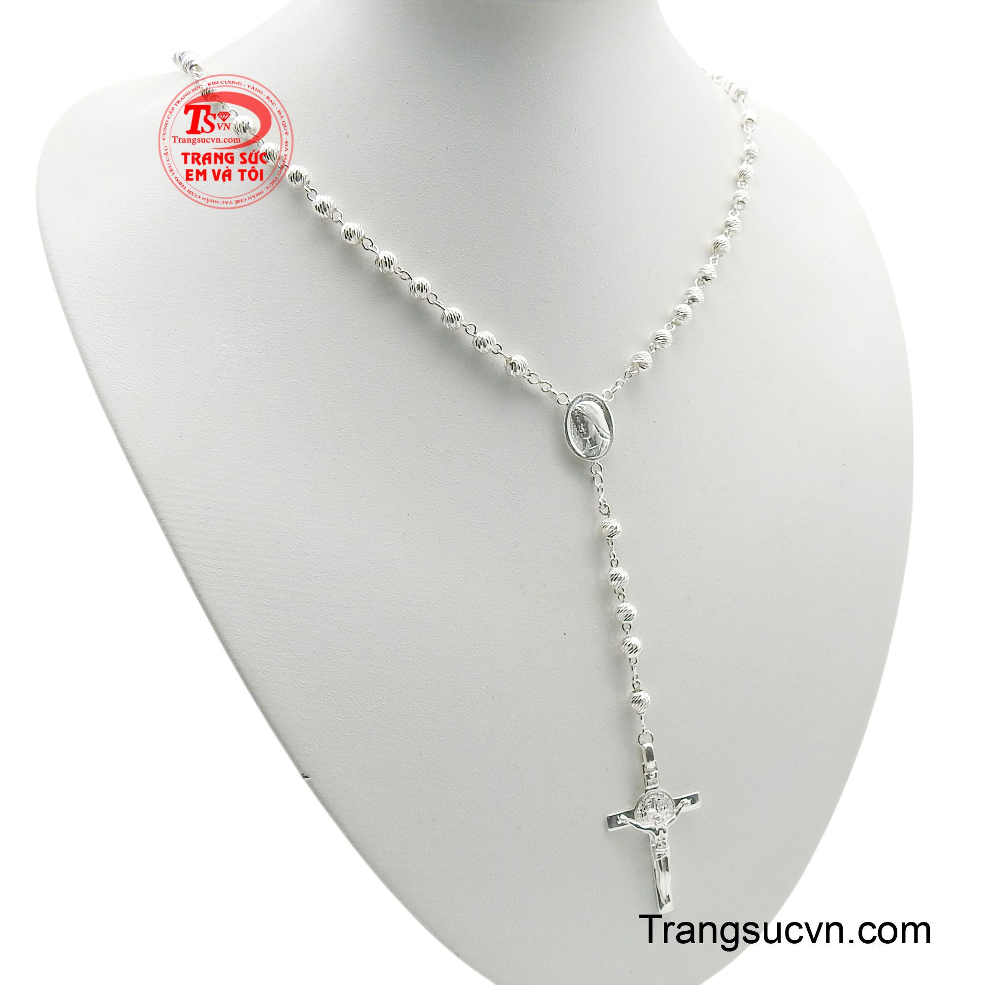 Chuỗi được chế tác tinh xảo từ bạc, mang đến vẻ đẹp trang nhã và thanh khiết. Các hạt nhỏ, tròn đều được xâu chuỗi cẩn thận, tạo nên một tổng thể hài hòa.