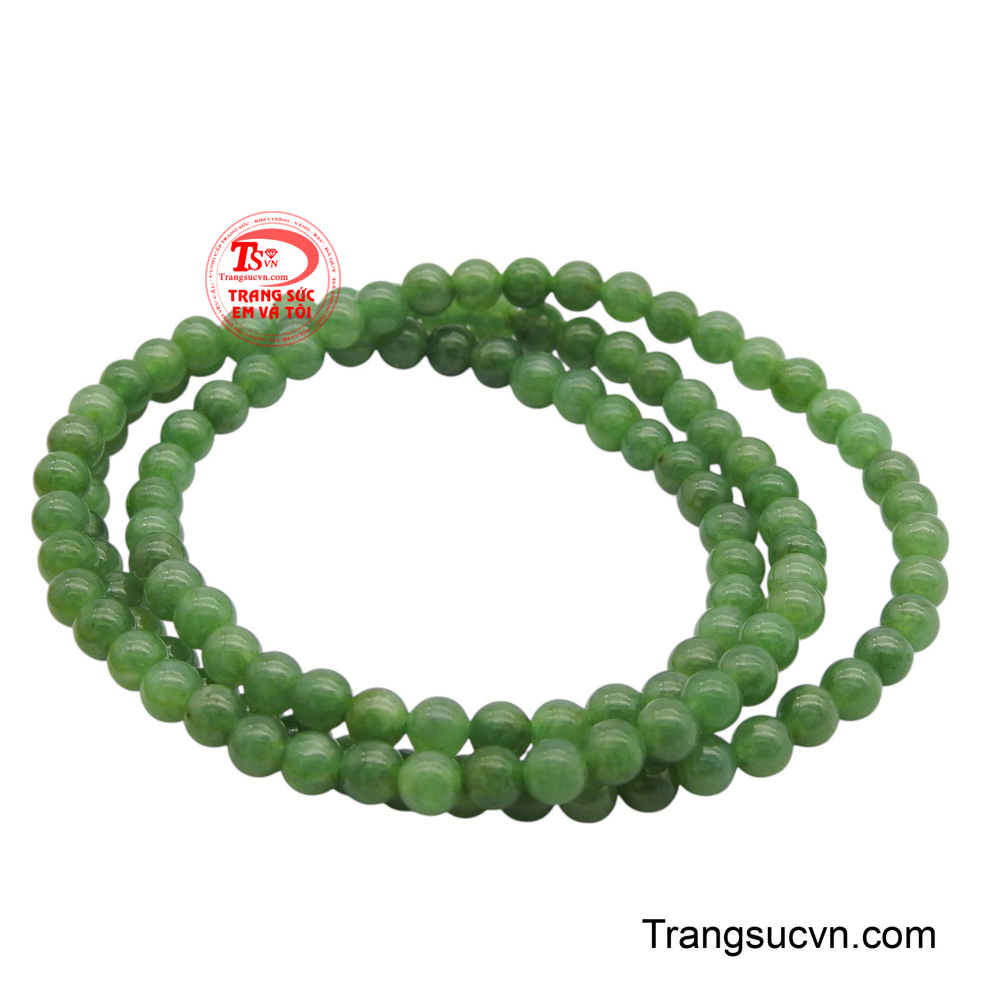 Được tạo thành từ hàng loạt viên ngọc tròn đều, với sắc xanh lục bảo đậm đà và sâu lắng, mỗi viên đá đều phản chiếu vẻ đẹp tự nhiên cùng những vân đá độc đáo, thể hiện sự thuần khiết và sức sống mãnh liệt.