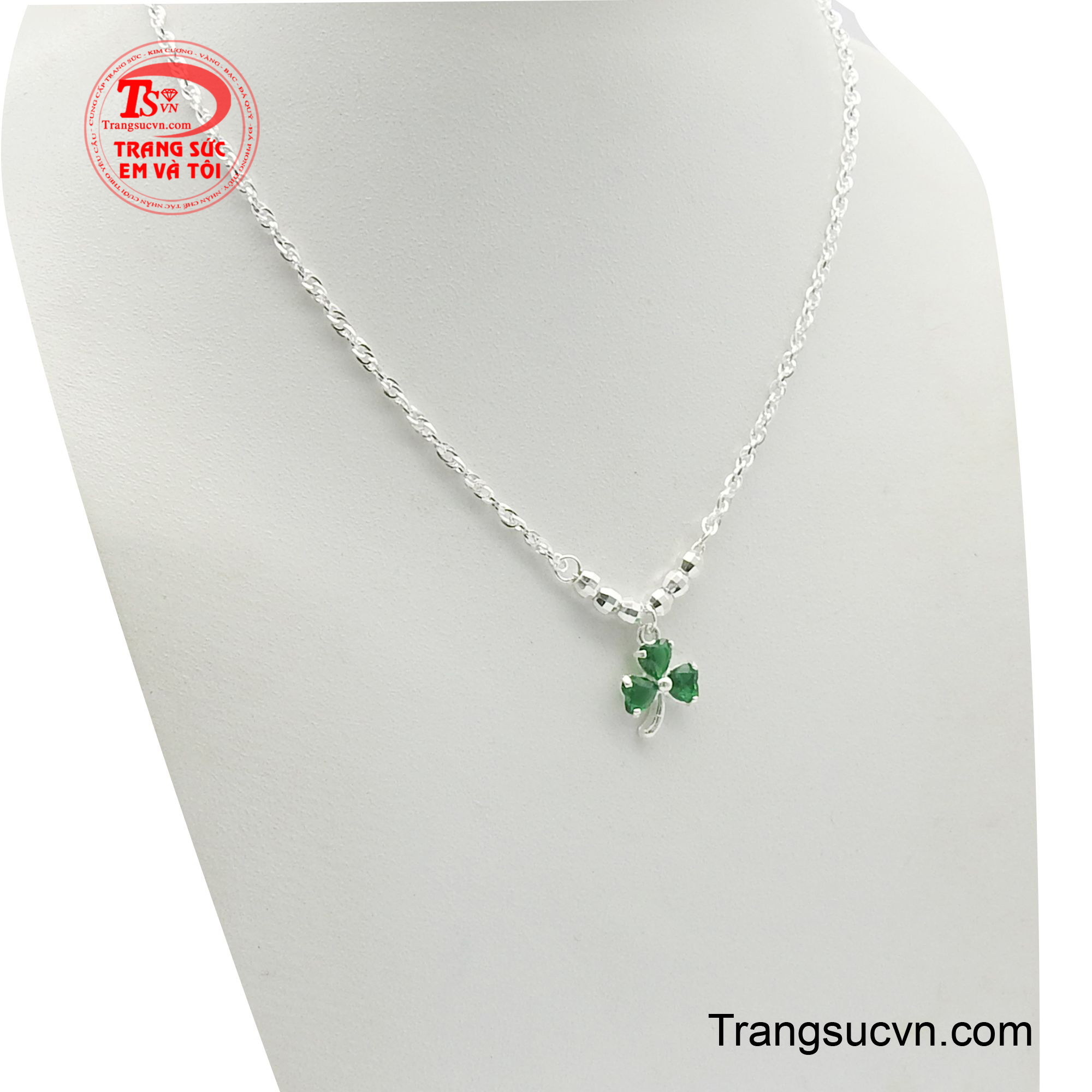 Thiết kế này mang ý nghĩa may mắn và hy vọng, làm cho nó trở thành món quà ý nghĩa hoặc phụ kiện cá nhân hoàn hảo.