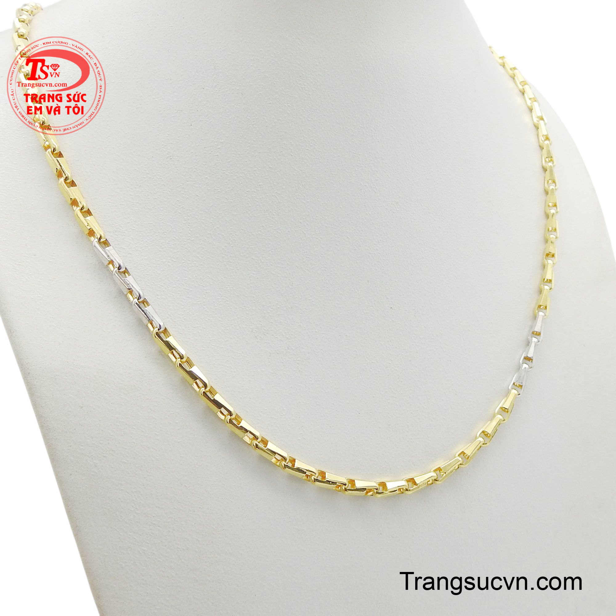 Với thiết kế mắt xích vuông vức, chắc chắn, từng đường nét được chế tác tỉ mỉ, tạo nên vẻ nam tính đầy cuốn hút.