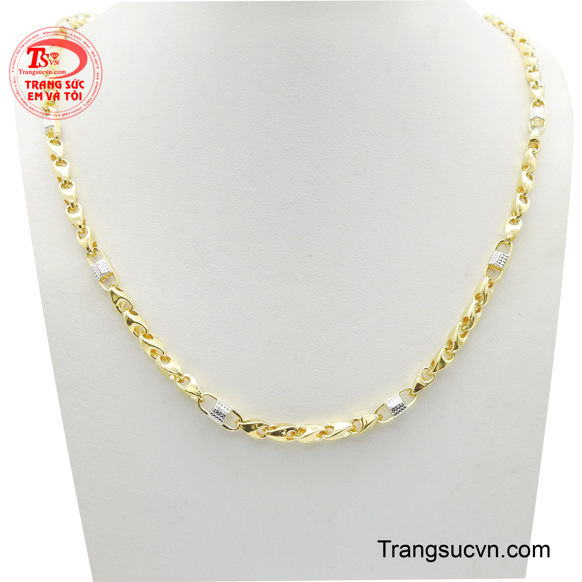 Với thiết kế mắt xích xoắn mạnh mẽ, kết hợp hài hòa cùng những chi tiết hình trụ được chạm khắc tinh xảo, chiếc dây chuyền không chỉ là trang sức mà còn là biểu tượng của sự kiên cường.