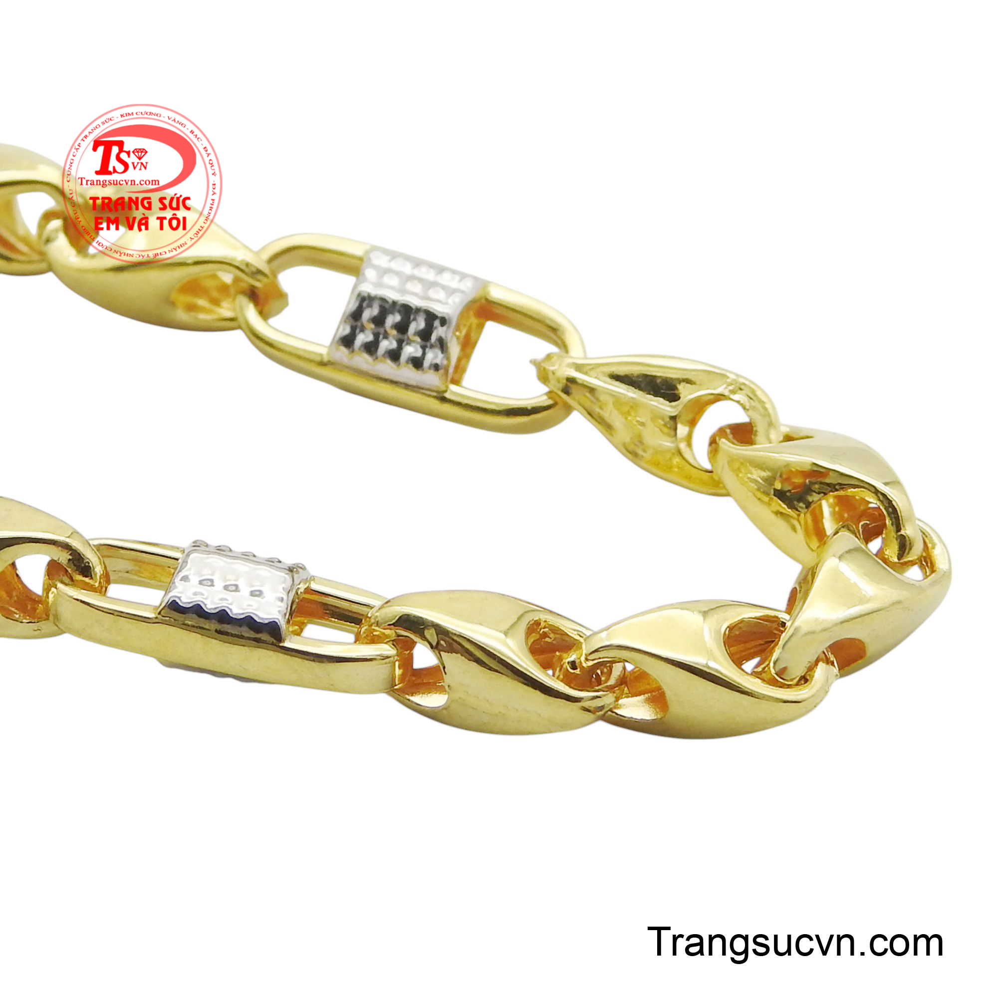 Xen kẽ giữa các mắt xích vàng óng là những khối nhỏ bạc trắng, tạo điểm nhấn đầy ấn tượng, tăng thêm sự độc đáo và phá cách.