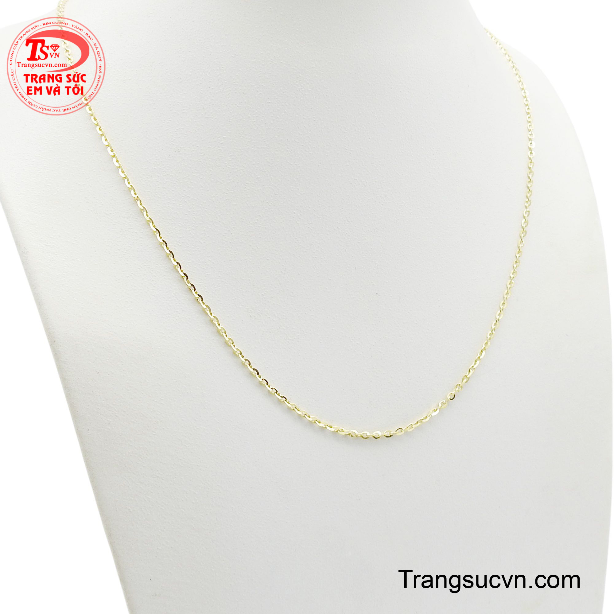 Được chế tác từ chất liệu vàng 10K sáng bóng, sợi dây nhẹ nhàng mang lại sự sang trọng và thanh lịch cho người đeo.