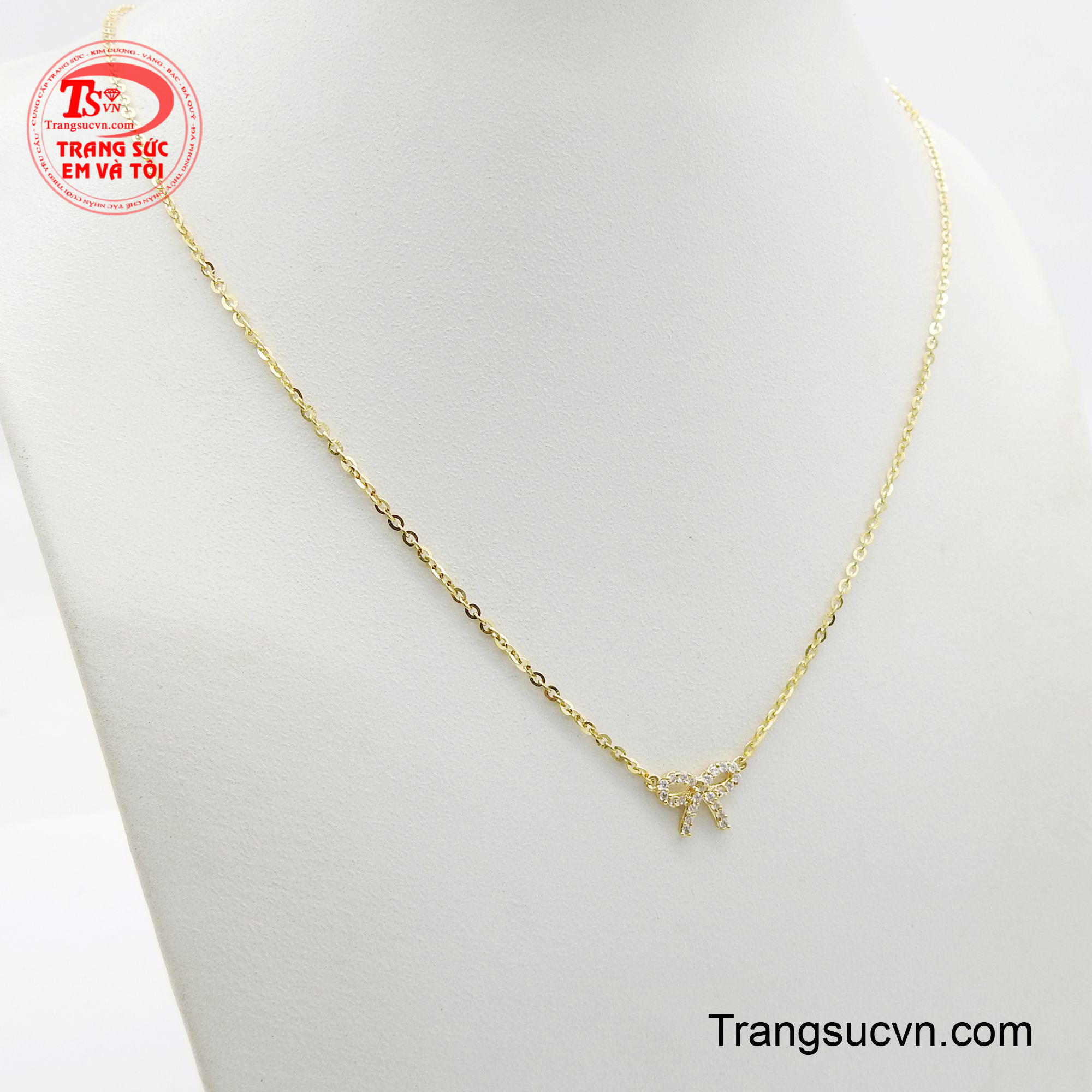 Với thiết kế mảnh mai, nhẹ nhàng, sợi dây ôm lấy cổ một cách mềm mại, tôn lên vẻ thanh thoát cho người đeo. Điểm nhấn nổi bật là mặt dây chuyền hình chiếc nơ nhỏ xinh xắn, được đính những viên đá lấp lánh, tạo hiệu ứng phản chiếu ánh sáng tuyệt đẹp.