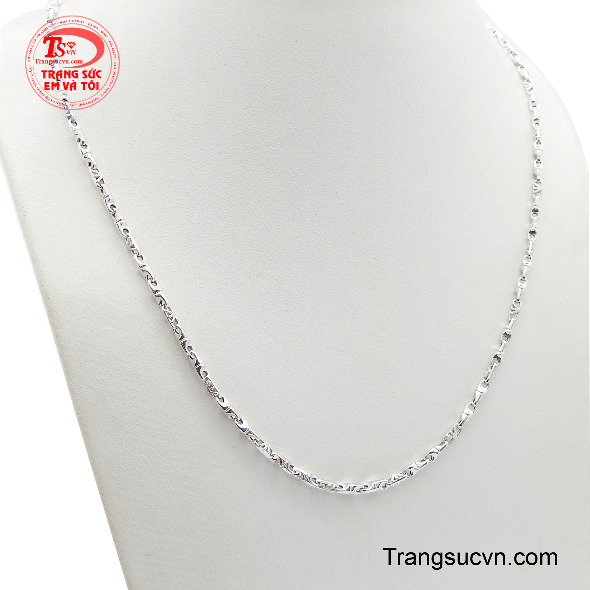Với thiết kế mắt xích độc đáo, lấy cảm hứng từ phong cách Ý, sợi dây mang đến vẻ đẹp nhẹ nhàng nhưng vẫn đầy cuốn hút.