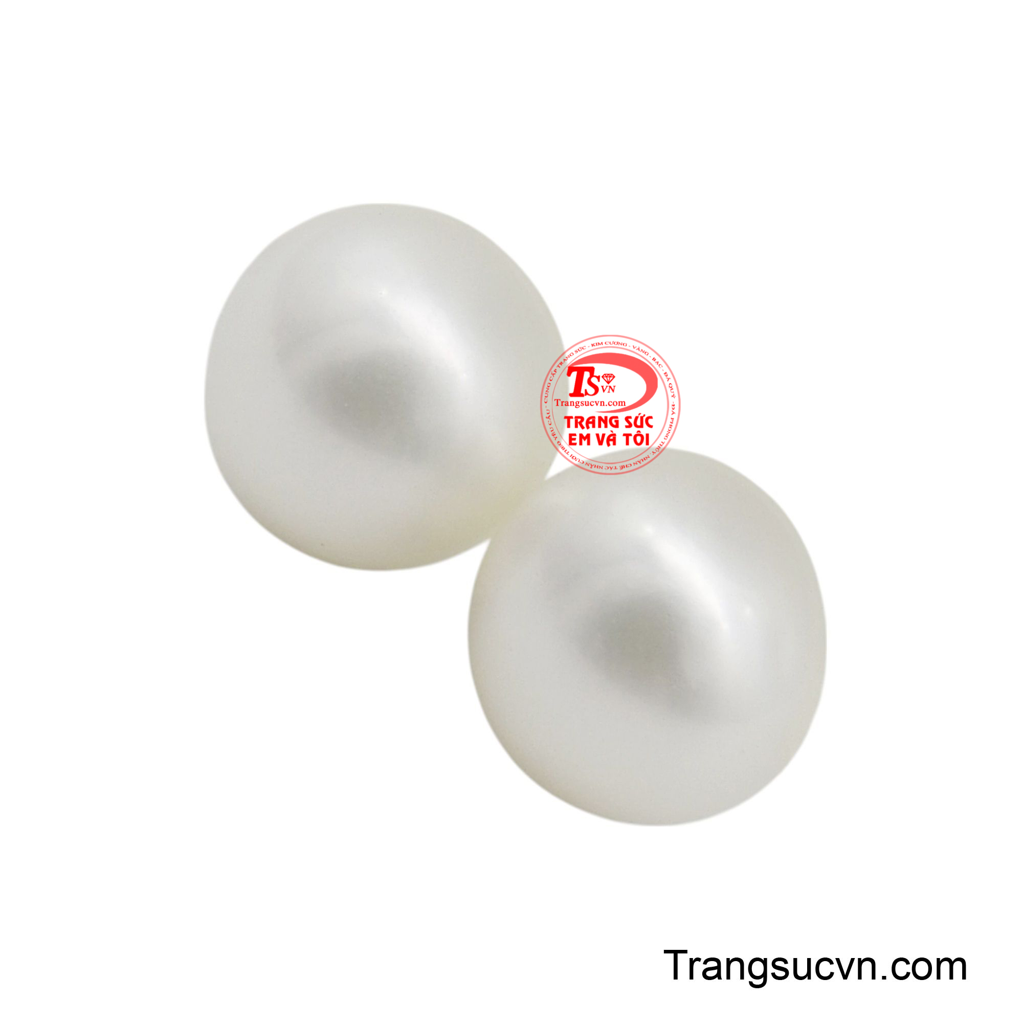ỗi viên ngọc sở hữu sắc trắng tinh khôi, với độ bóng mượt mà phản chiếu ánh sáng tự nhiên một cách dịu nhẹ, tạo nên hiệu ứng lung linh.