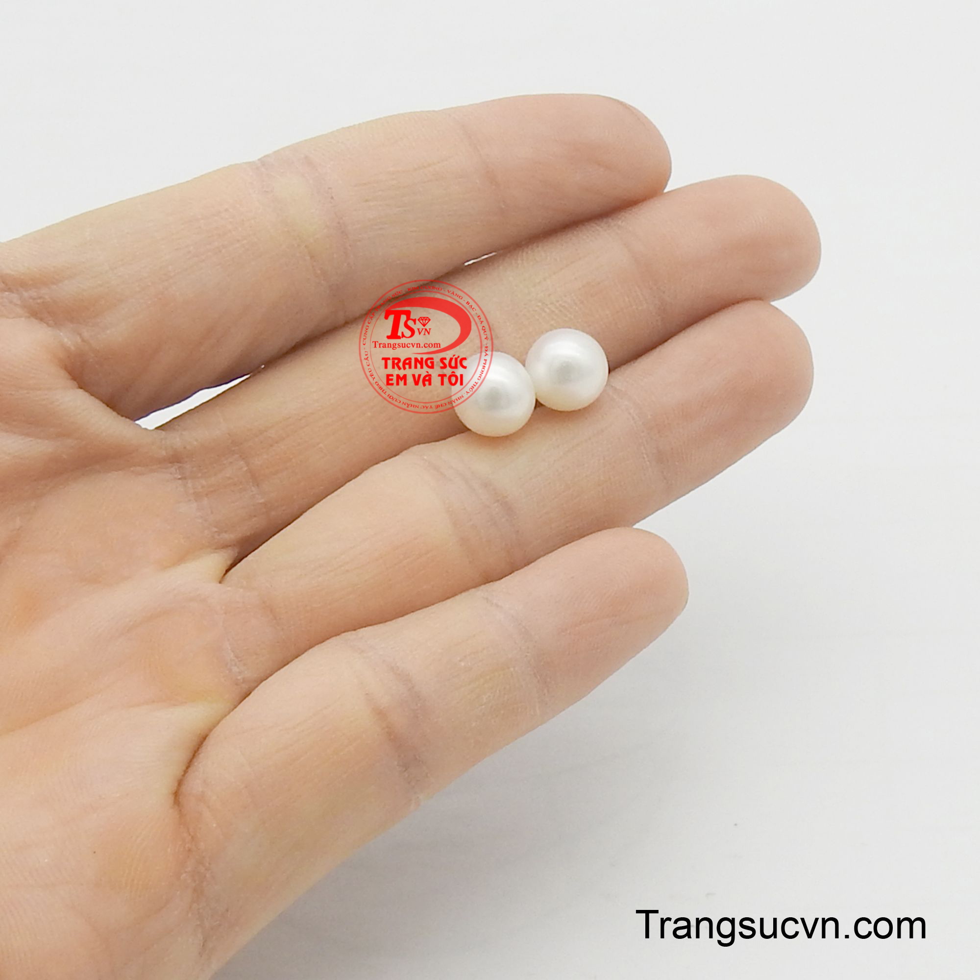 Cặp ngọc trai này mang đến sự sang trọng và tinh tế, dễ dàng kết hợp với nhiều trang phục và phong cách khác nhau, từ công sở đến dự tiệc, làm tôn lên vẻ đẹp rạng rỡ và thanh lịch cho người phụ nữ.