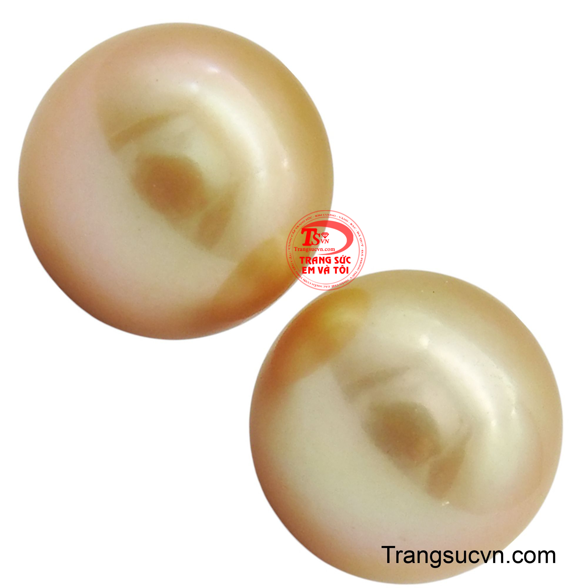 Mỗi viên ngọc sở hữu độ bóng mượt mà, phản chiếu ánh sáng dịu dàng, tạo nên vẻ lấp lánh sang trọng.