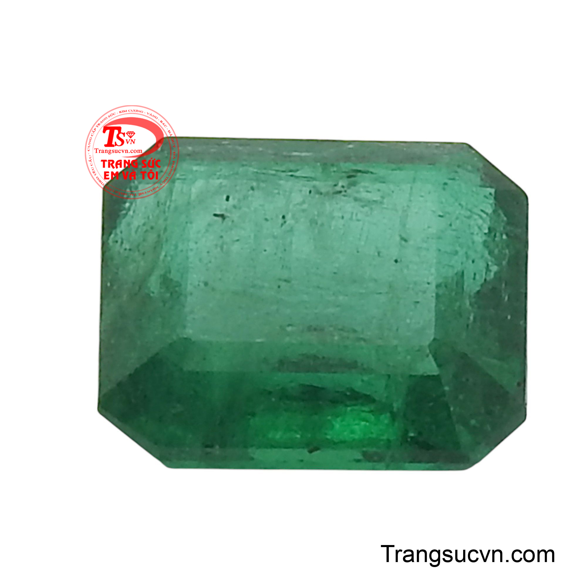 Với giác cắt emerald truyền thống, viên đá phô bày hoàn hảo độ trong suốt và ánh lửa lấp lánh, làm nổi bật những đường vân tự nhiên độc đáo.