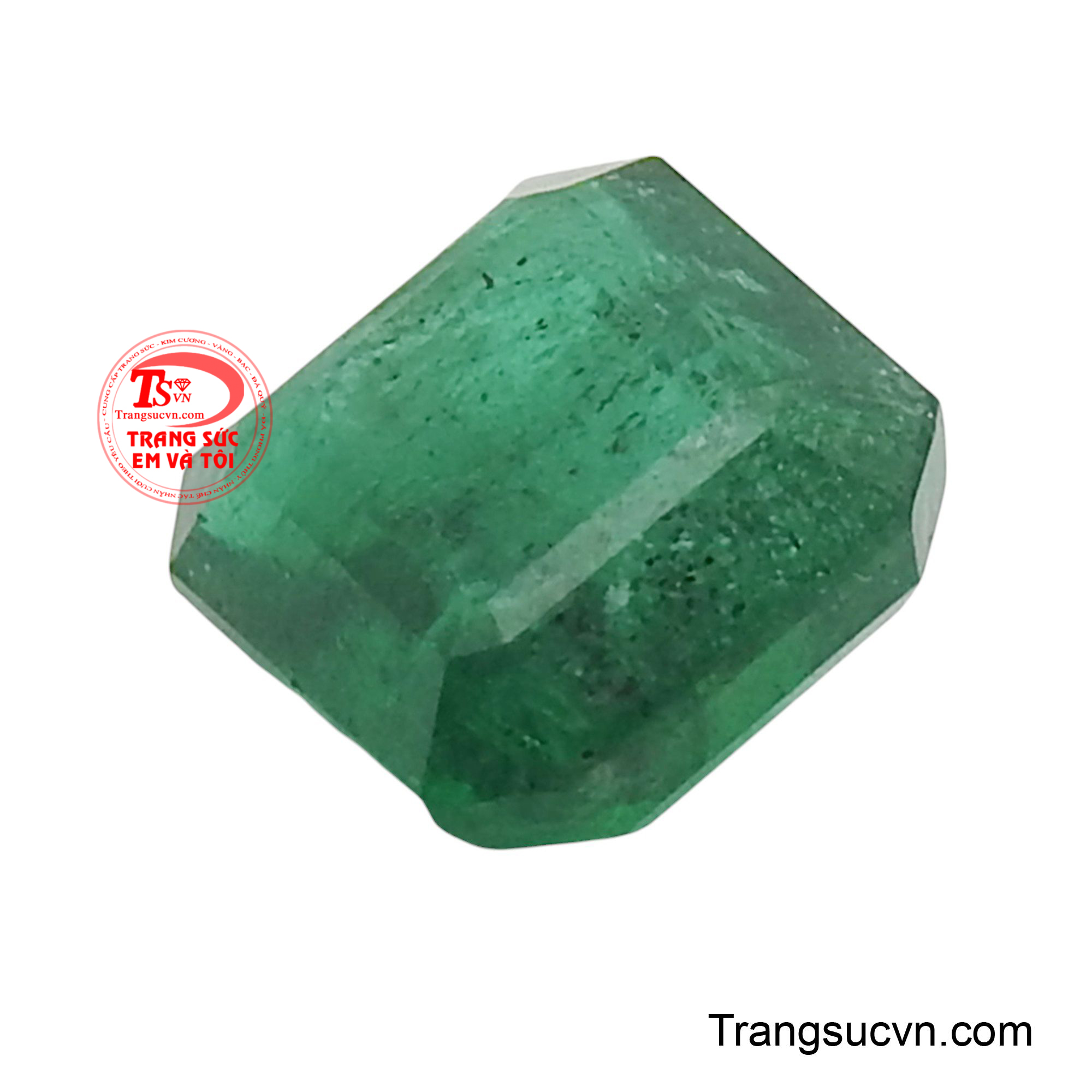 Sắc xanh đậm nhưng vẫn trong trẻo của emerald không chỉ tượng trưng cho sự thịnh vượng, tái sinh mà còn mang đến cảm giác bình yên và hài hòa.