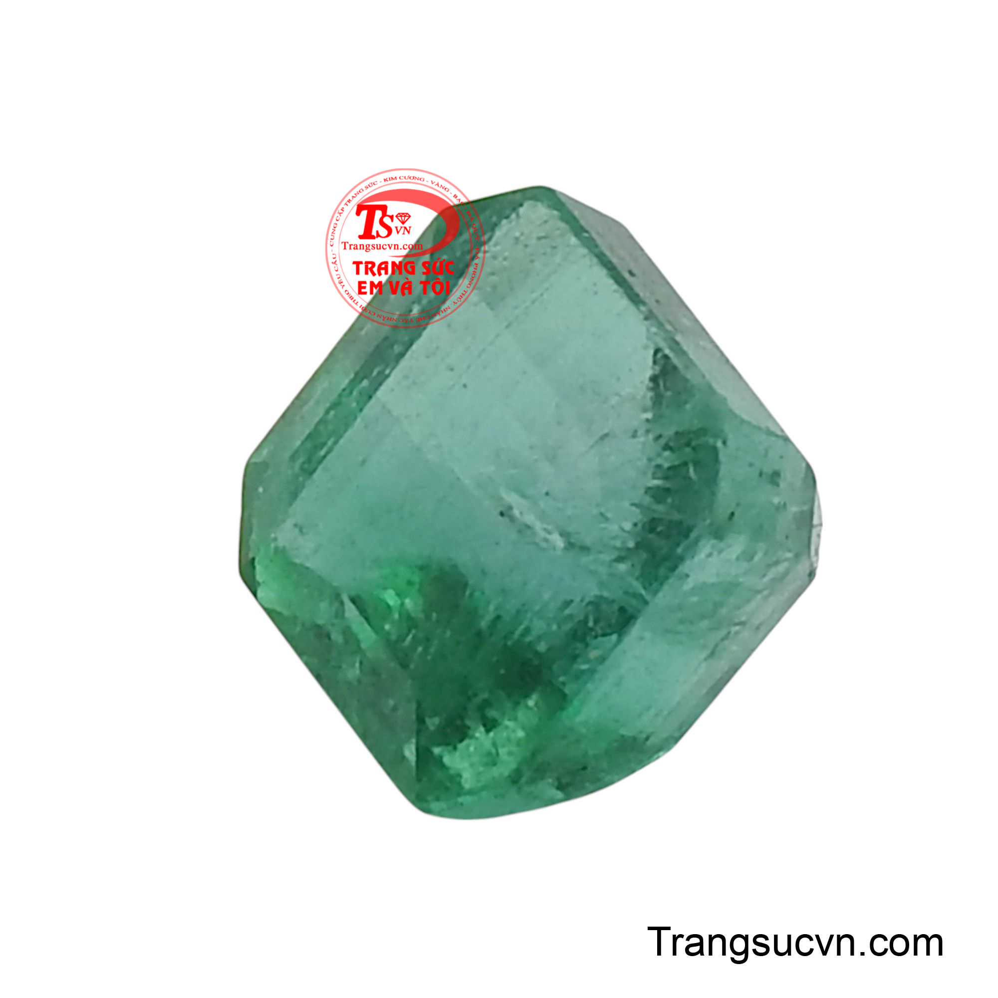 Ánh sáng khúc xạ qua từng mặt cắt tinh xảo của Emerald tạo nên hiệu ứng rực rỡ, phản ánh sự đẳng cấp và gu thẩm mỹ đỉnh cao của người sở hữu.