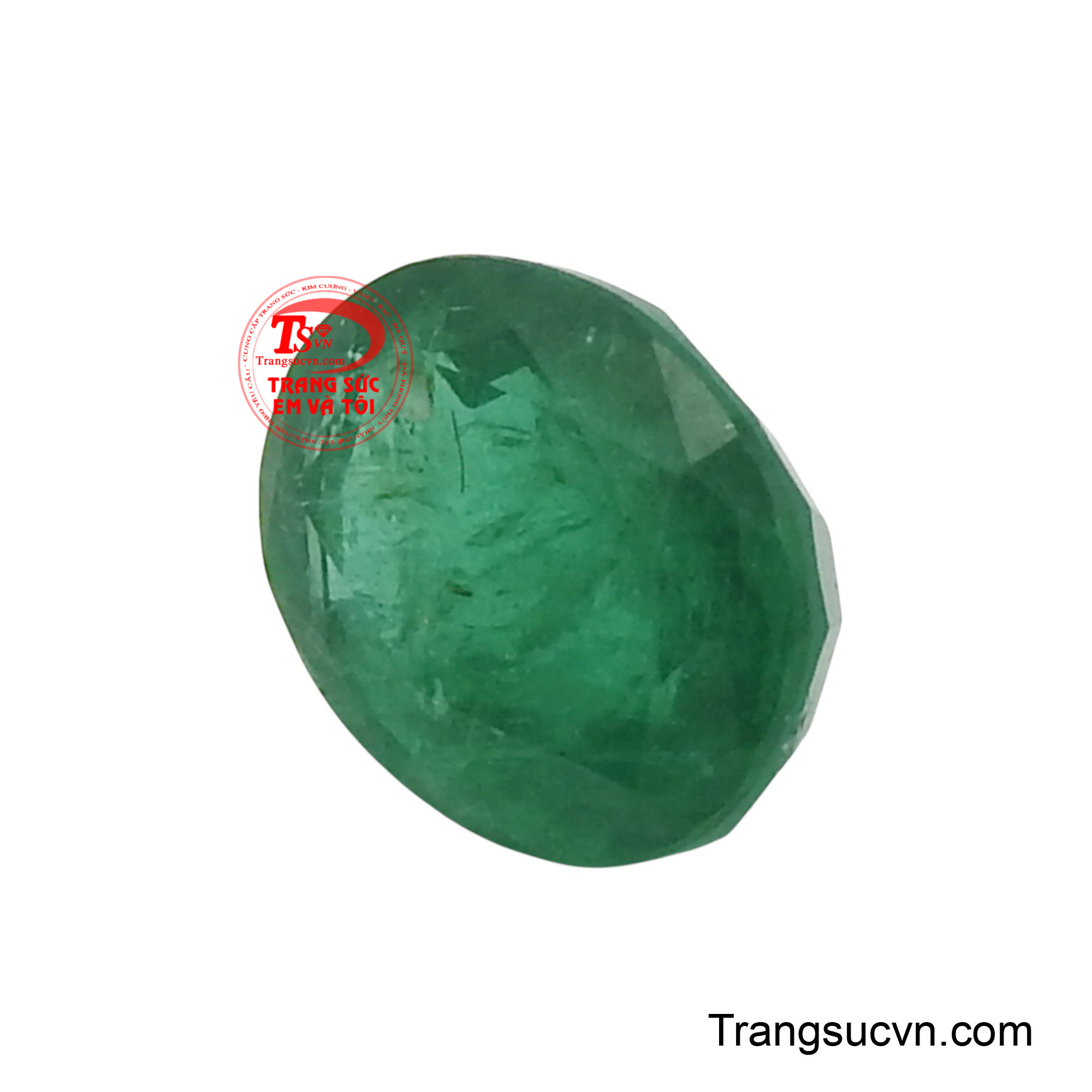Những đường vân tự nhiên tinh tế ẩn hiện bên trong là dấu ấn của hàng triệu năm hình thành, tạo nên nét độc đáo và không thể sao chép cho mỗi viên ngọc.
