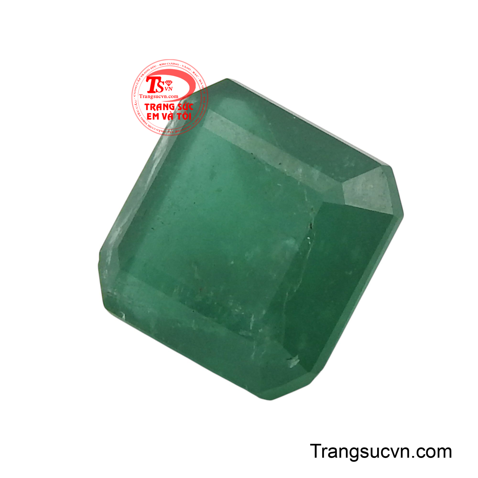 Sắc xanh lục sâu thẳm của nó, với những vân đá tự nhiên độc đáo, như một cánh cổng dẫn lối vào thế giới của những câu chuyện cổ xưa và phép thuật của tạo hóa.