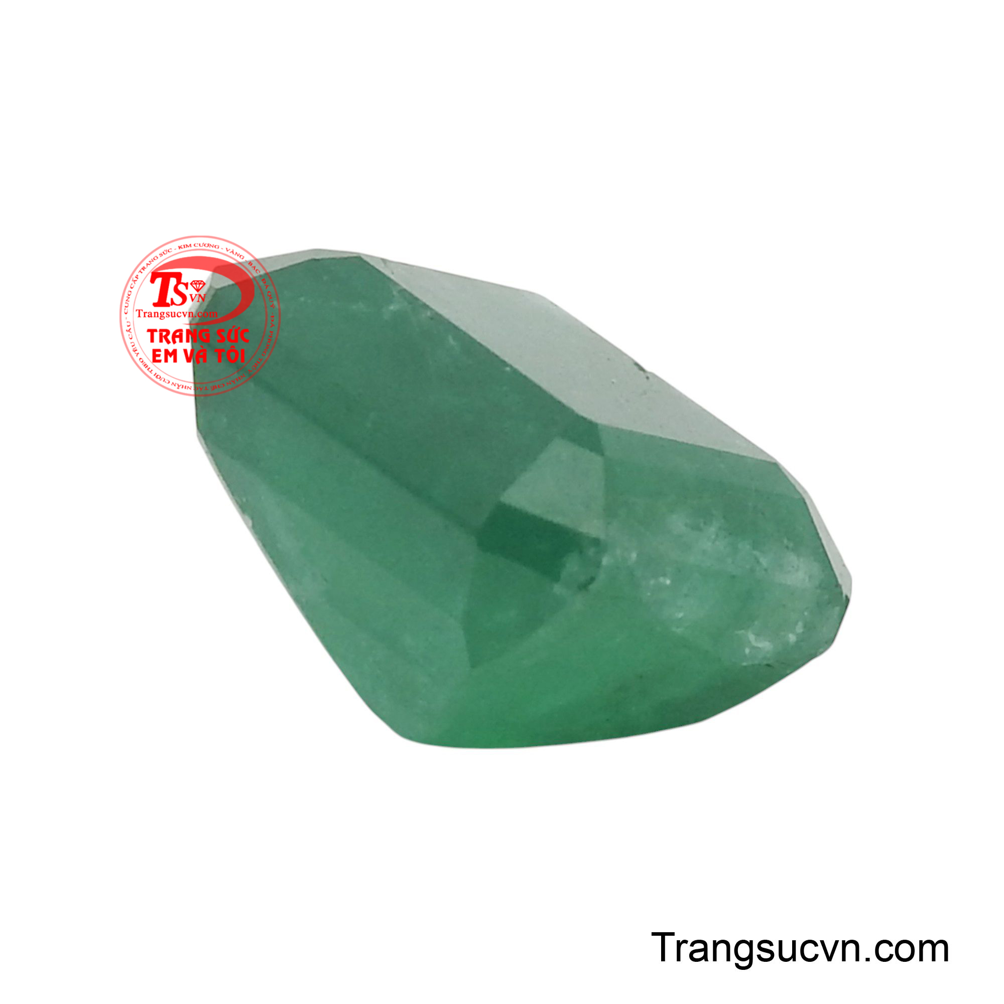Không chỉ là một viên đá quý, Emerald còn là vật phẩm phong thủy mang theo năng lượng của sự bí ẩn, của những điều chưa được khám phá và khả năng kết nối với trực giác sâu sắc.