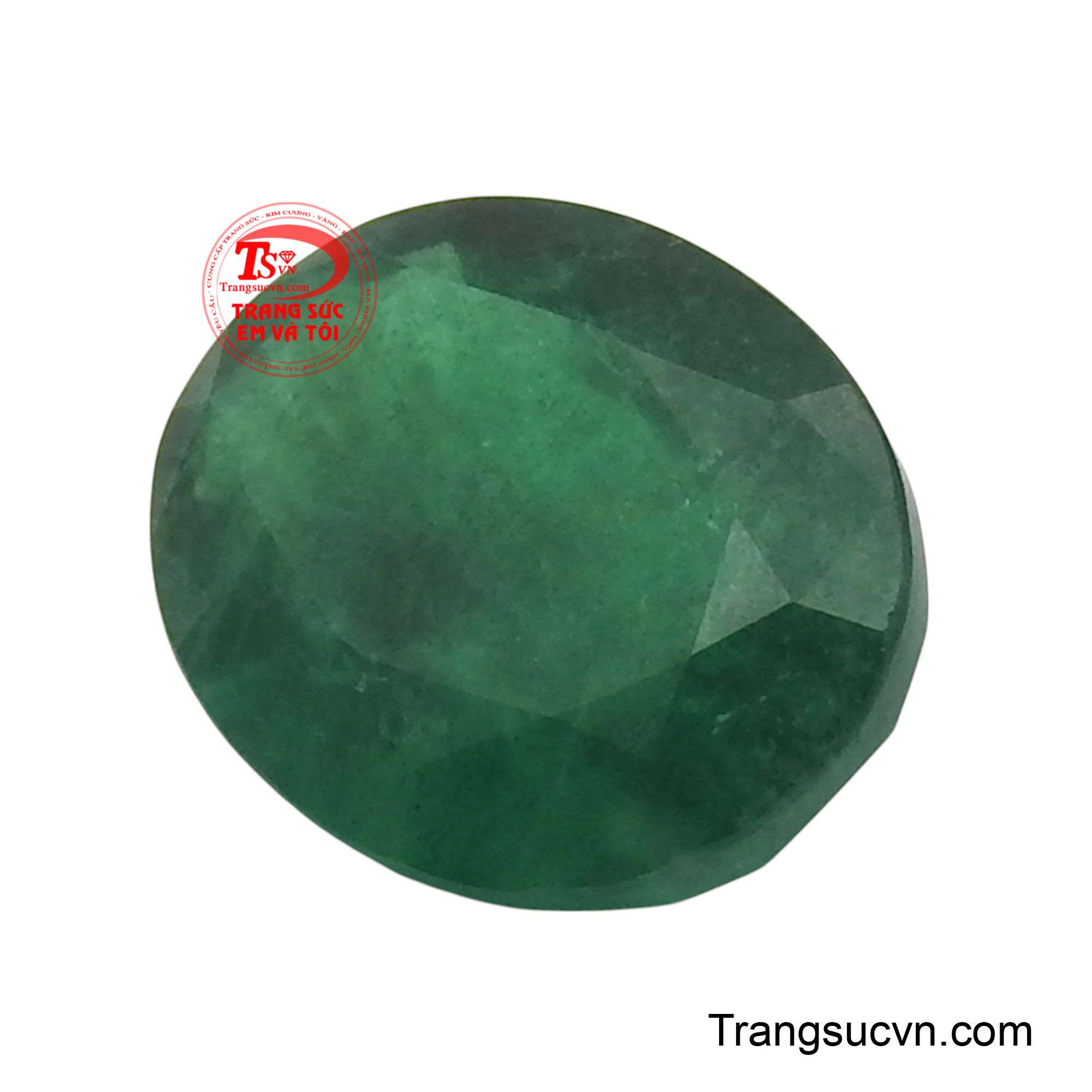 Từng góc cạnh được mài dũa tinh xảo, phản chiếu ánh sáng lấp lánh, làm nổi bật độ trong suốt và chiều sâu của viên đá.