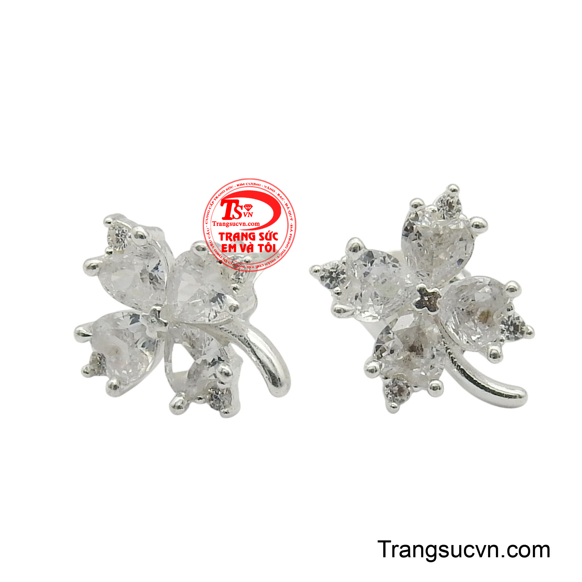 Hoa tai bạc cỏ bốn lá là một món trang sức tinh xảo, mang đến vẻ đẹp sang trọng và ý nghĩa may mắn.