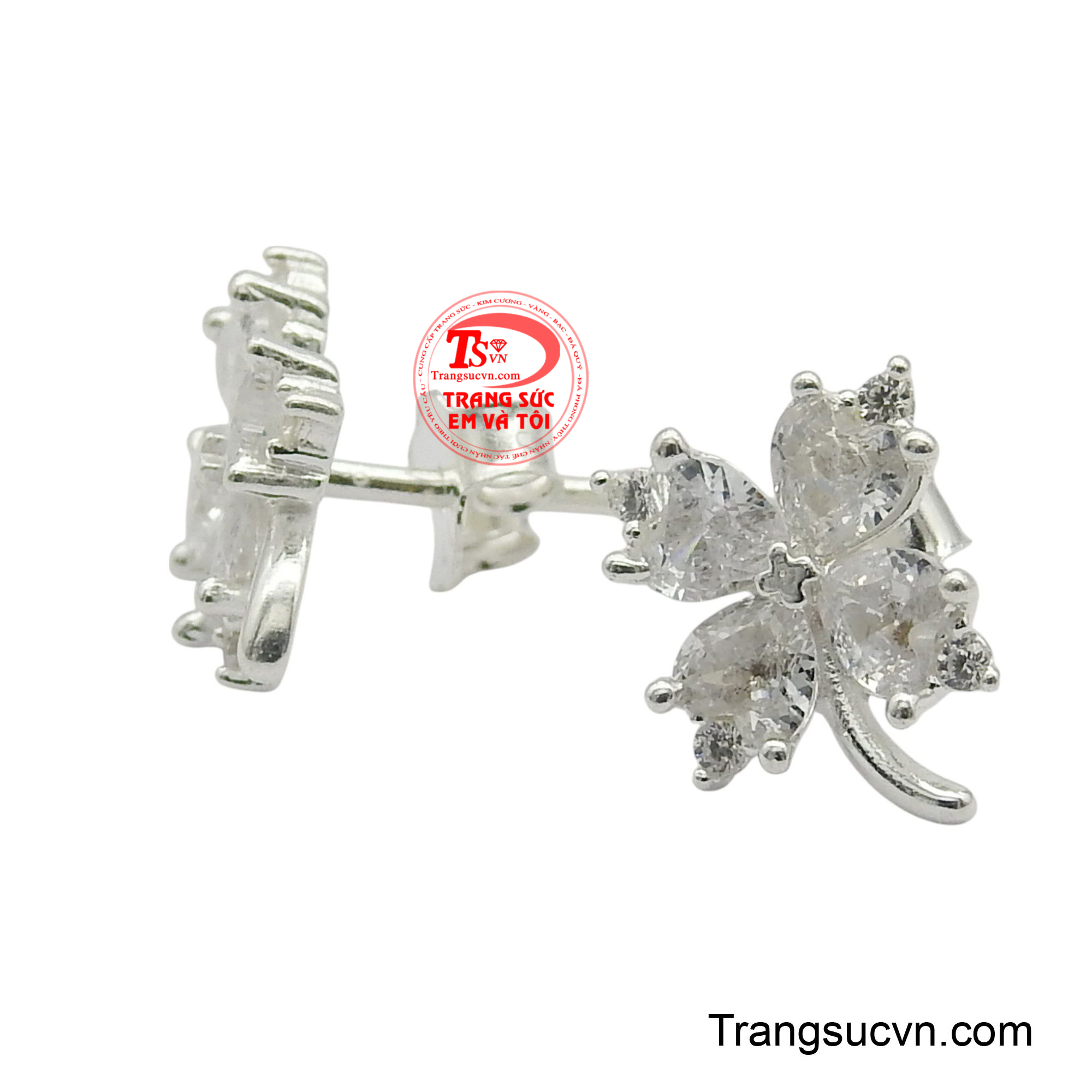 Mỗi bông tai được tạo hình tỉ mỉ thành hình dáng cỏ bốn lá, biểu tượng của hy vọng, niềm tin, tình yêu và sự may mắn.