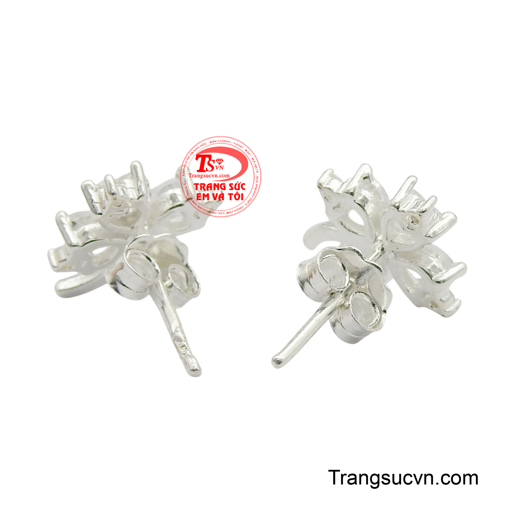 Bề mặt hoa tai được đính kết những viên đá sáng lấp lánh làm nổi bật nên đôi tai của bạn khi đeo.