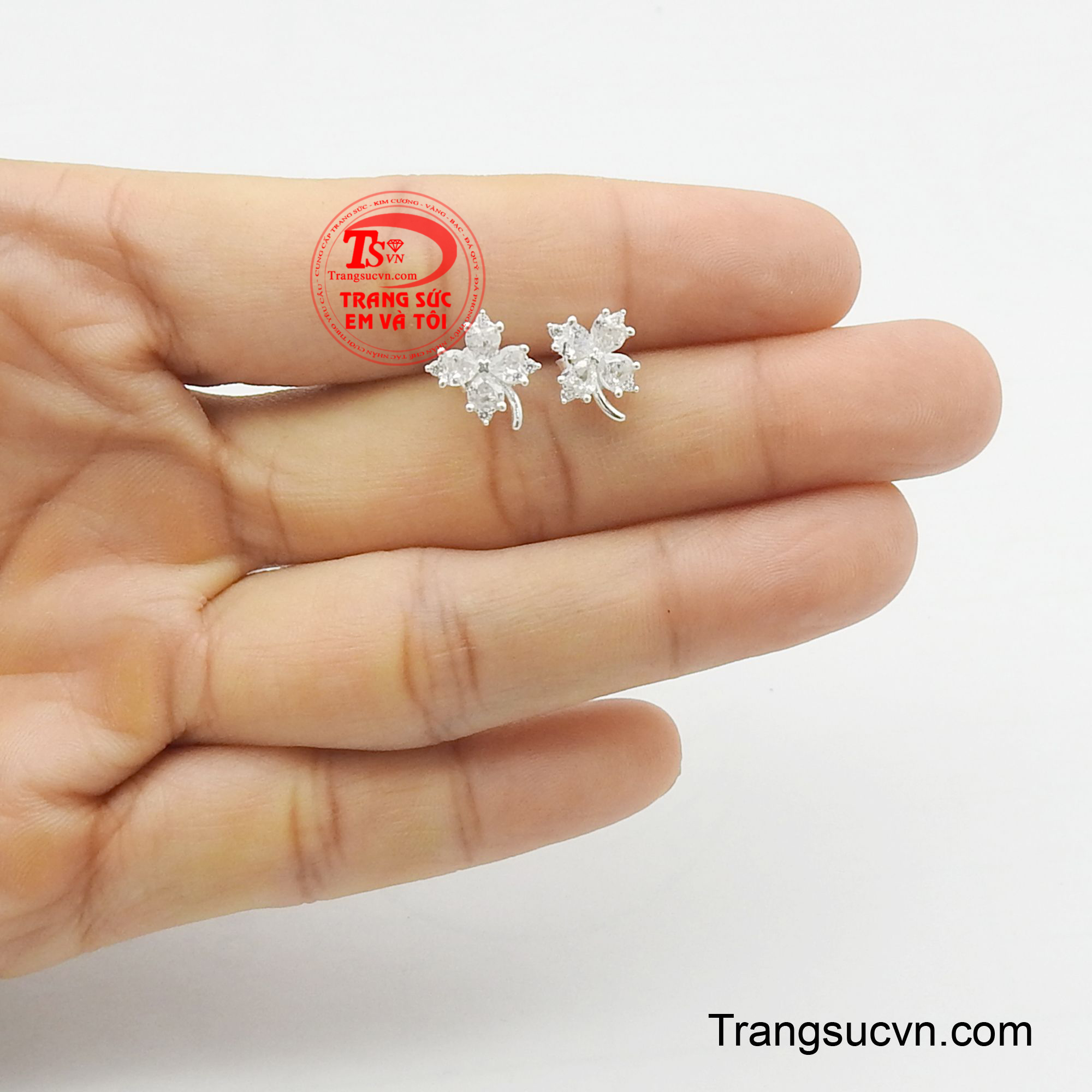 Đây là lựa chọn hoàn hảo để thêm điểm nhấn lấp lánh cho phong cách cá nhân hoặc làm quà tặng ý nghĩa.