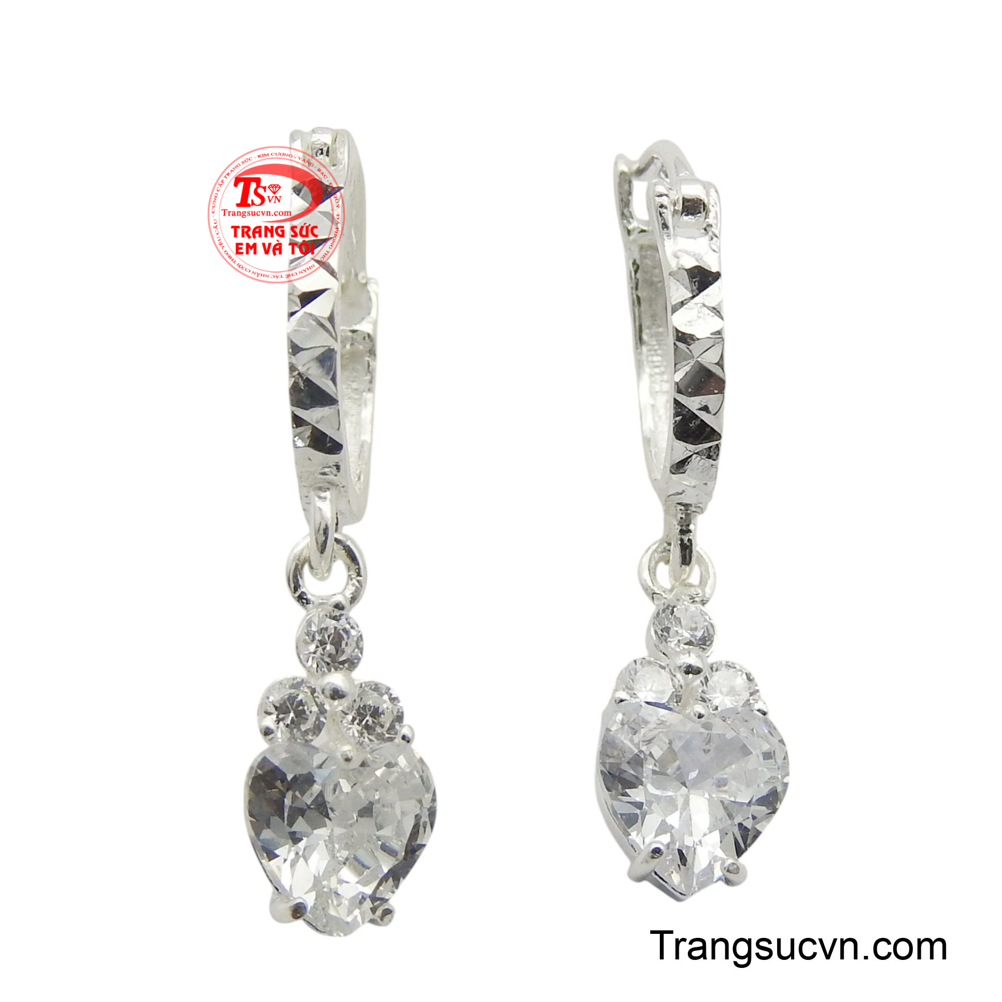 Phần vành hoa tai được chạm khắc tinh xảo với các họa tiết đơn giản tạo nên sự khúc xạ ánh sáng lấp lánh.