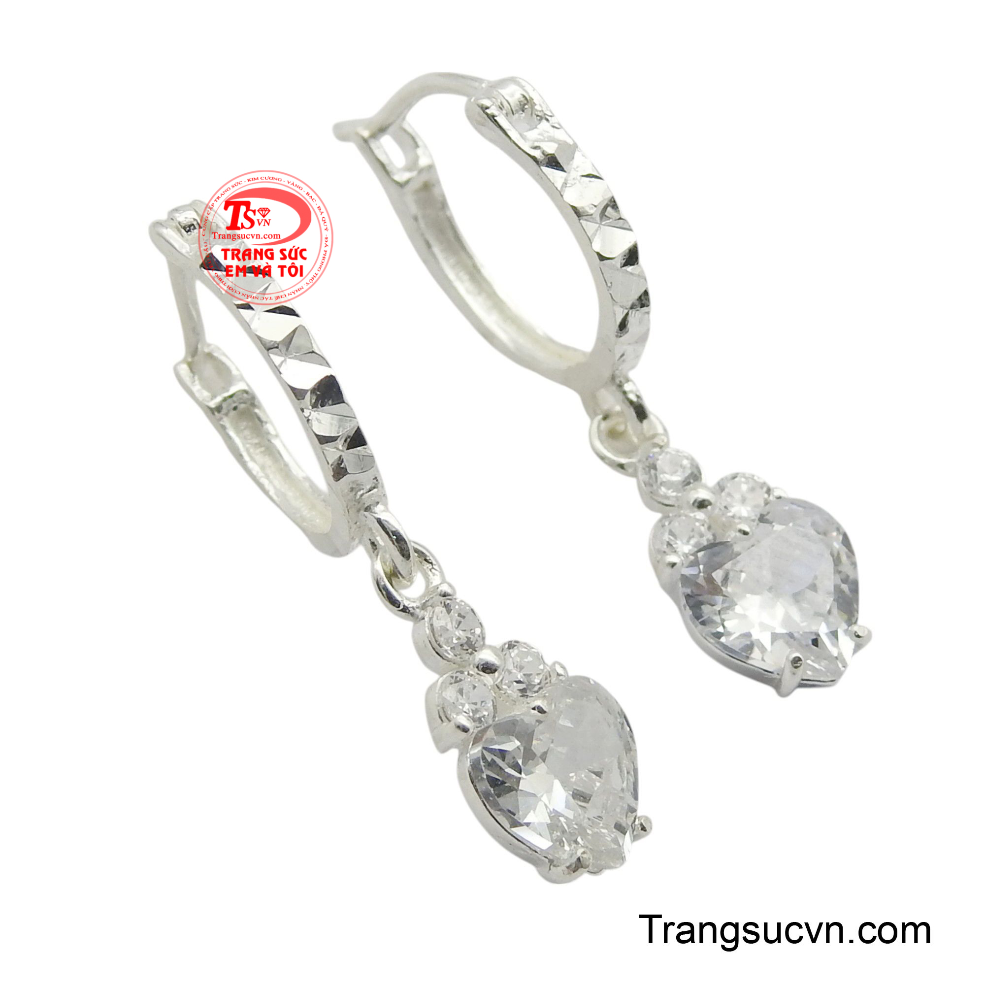 Từ vành hoa tai, một viên đá nhỏ màu trắng kết nối với viên đá lớn hình trái tim màu hồng nhạt, làm tăng thêm vẻ thanh lịch và quyến rũ.