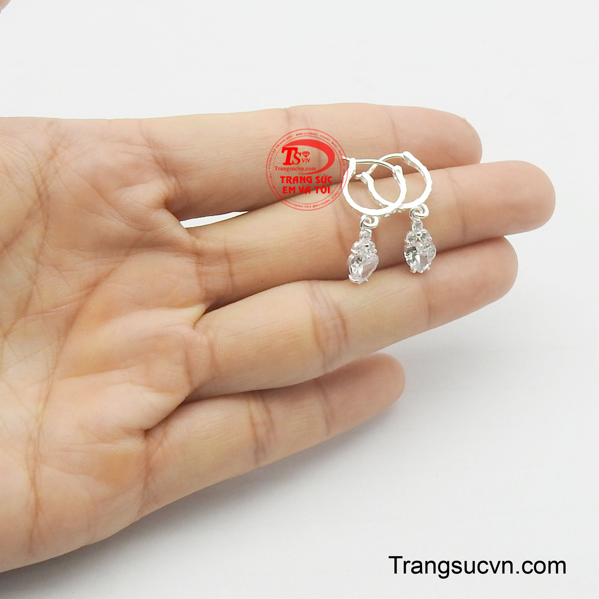 Đôi hoa tai này là lựa chọn lý tưởng để tôn lên vẻ đẹp dịu dàng và duyên dáng cho phái nữ, phù hợp với nhiều phong cách từ năng động đến sang trọng.